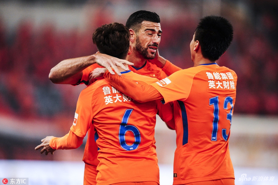 佩莱与队友庆祝