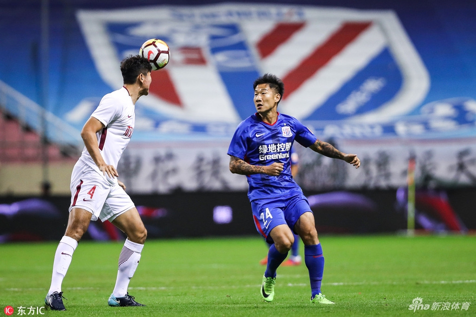 刘奕鸣头球解围