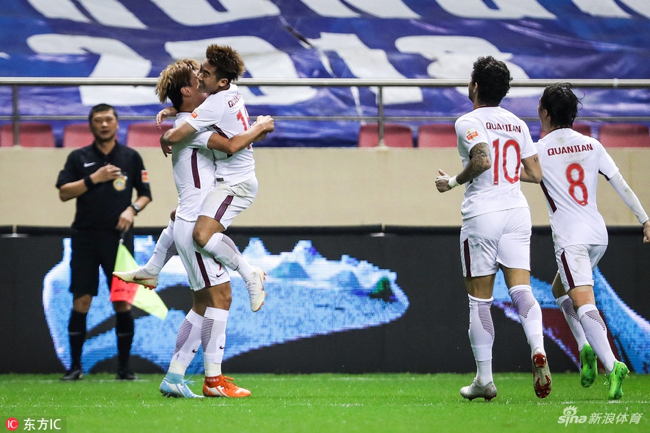 杨旭与队友庆祝