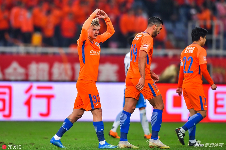 格德斯比心庆祝进球