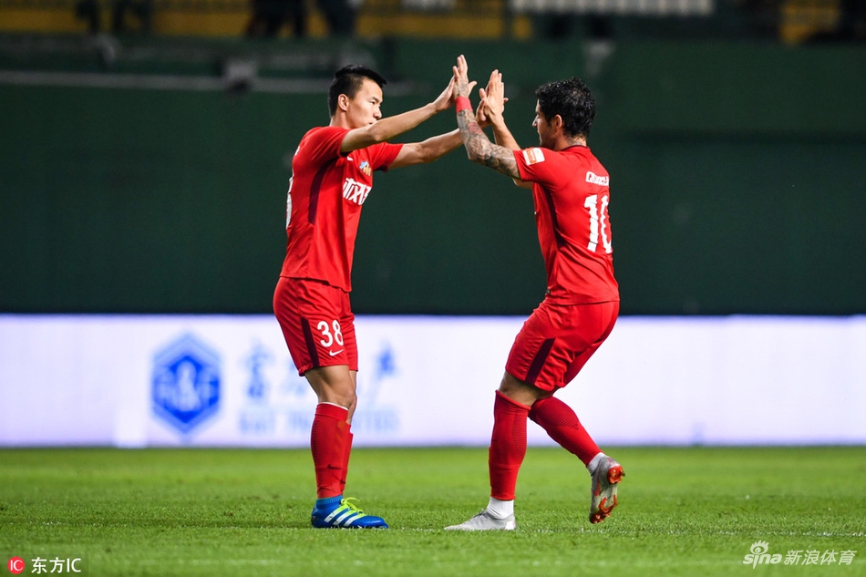 帕托和孙可击掌