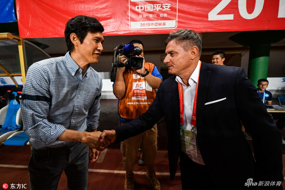 朴忠均和斯托寒暄