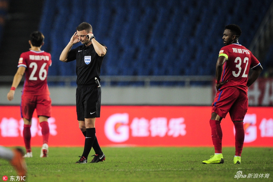 主裁判多次听VAR