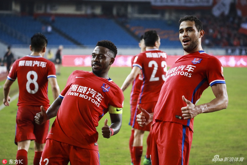 小摩托和卡尔德克庆祝