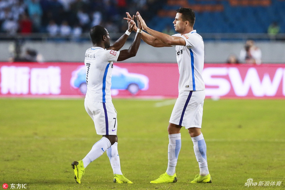 乔纳森和阿奇姆彭击掌