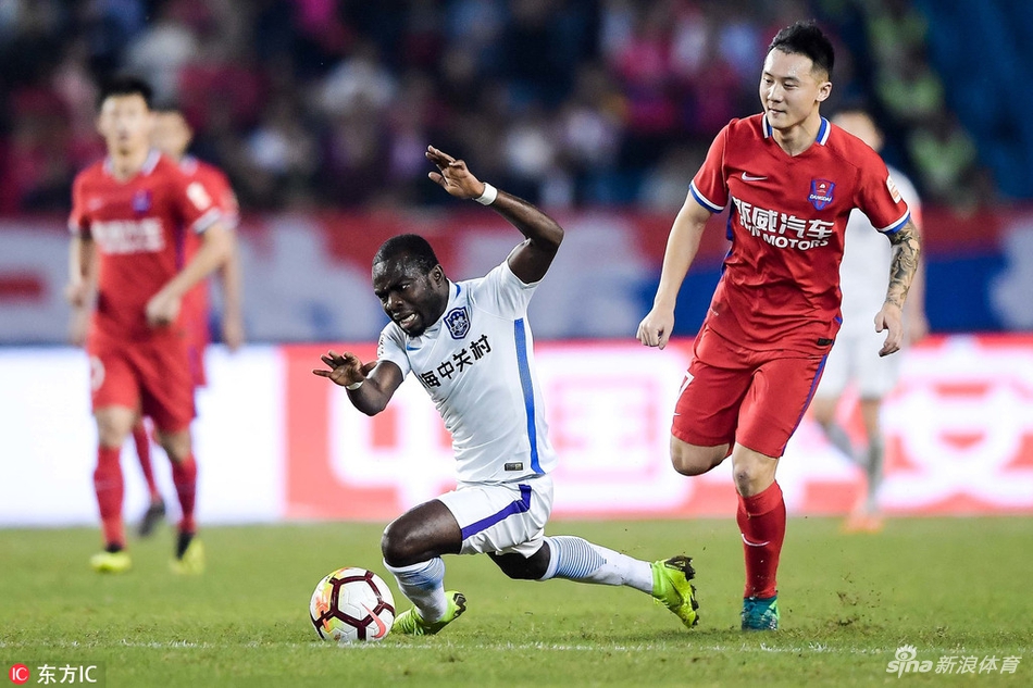 阿奇姆彭被绊倒