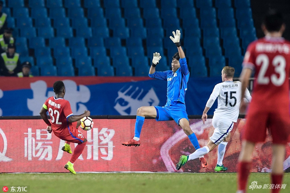 小摩托戏耍杨启鹏