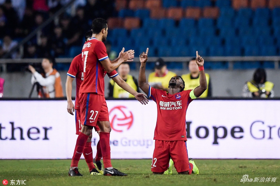 小摩托跪地祈祷