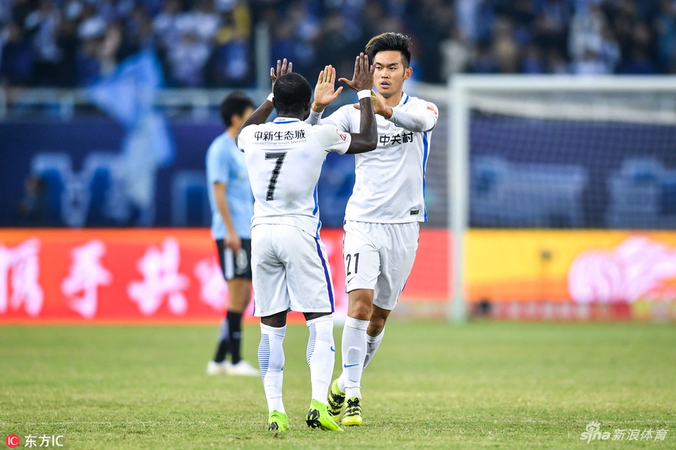 赵英杰和阿奇姆彭庆祝