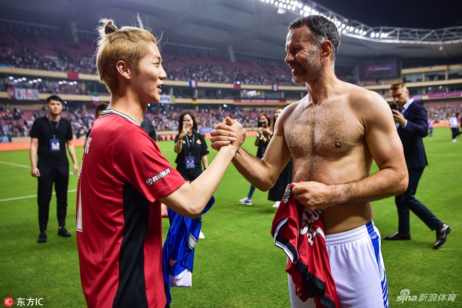 鹿晗和吉格斯交换球衣