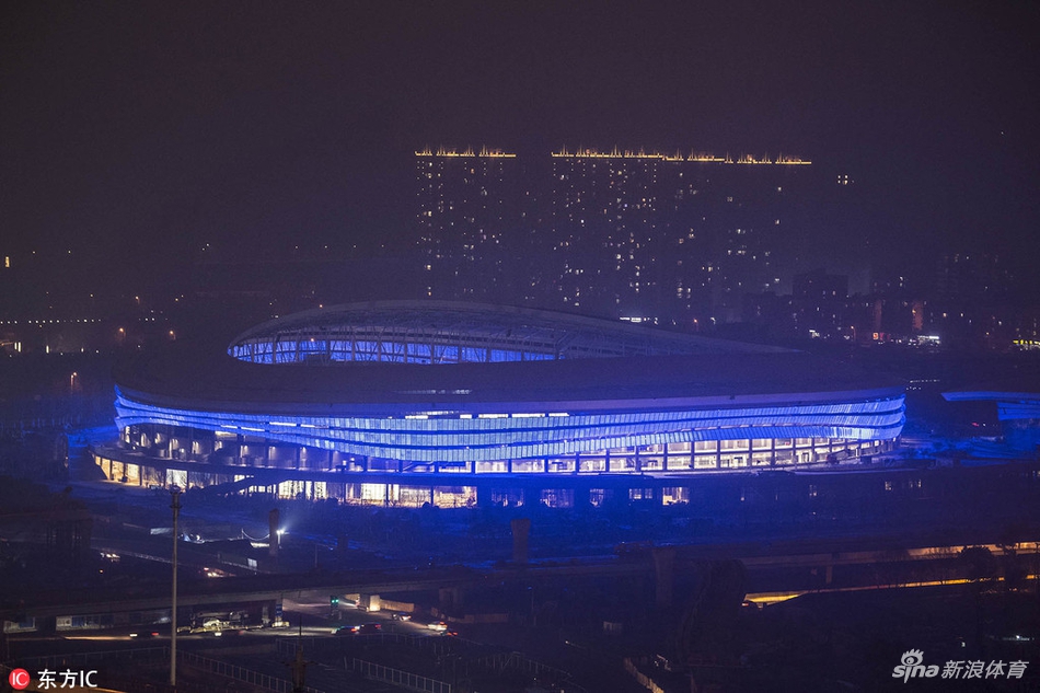 卓尔新主场完工在即夜景美丽