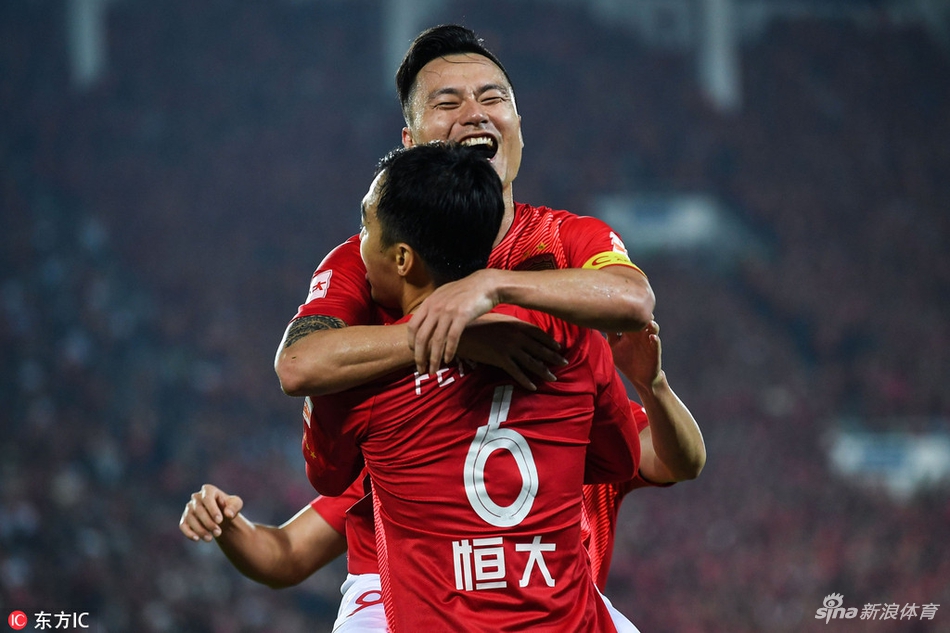 郜林拥抱冯潇霆