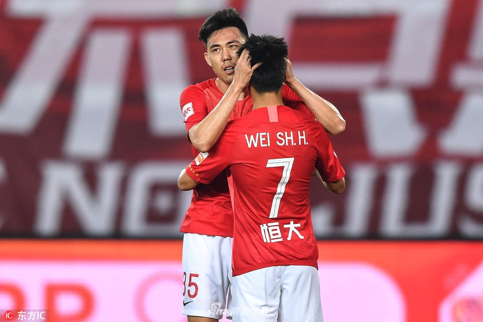 李学鹏拥抱韦世豪