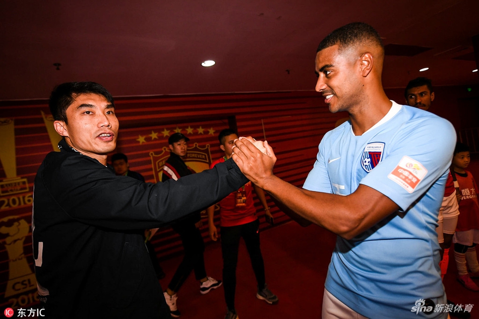 郑智和阿兰握手