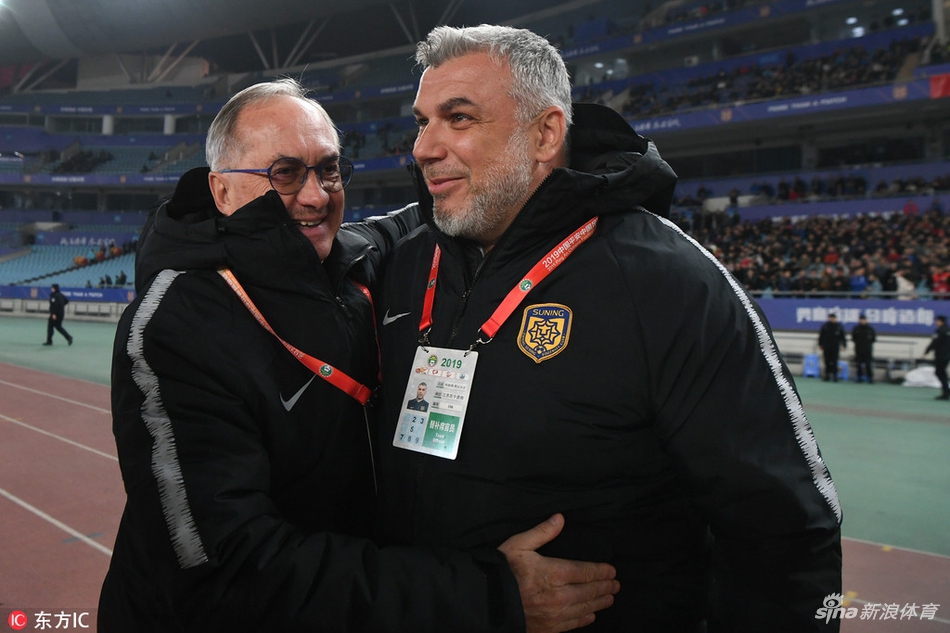 奥拉罗尤和施蒂利克寒暄