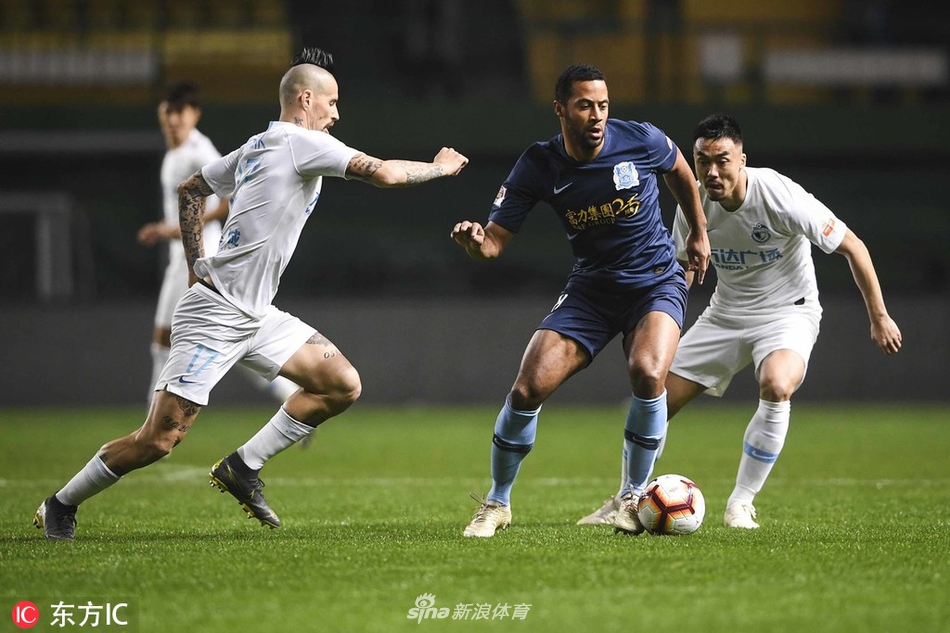 登贝莱以一敌二