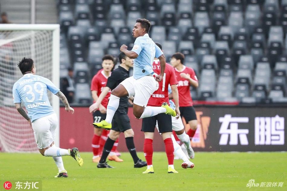 人群之中见雷鸟