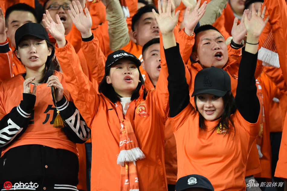 卓尔女球迷助威