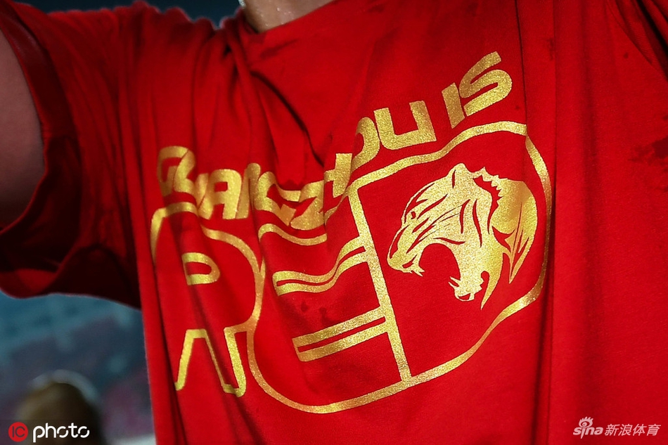 恒大特制T恤庆祝德比胜利