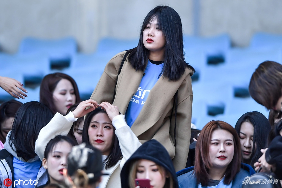 胭脂粉黛！大连美女球迷集结