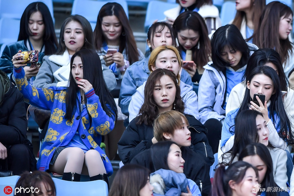 胭脂粉黛！大连美女球迷集结