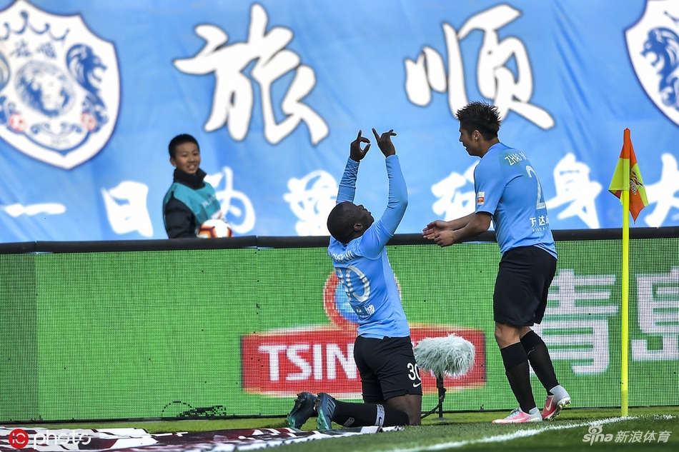 穆谢奎指天庆祝