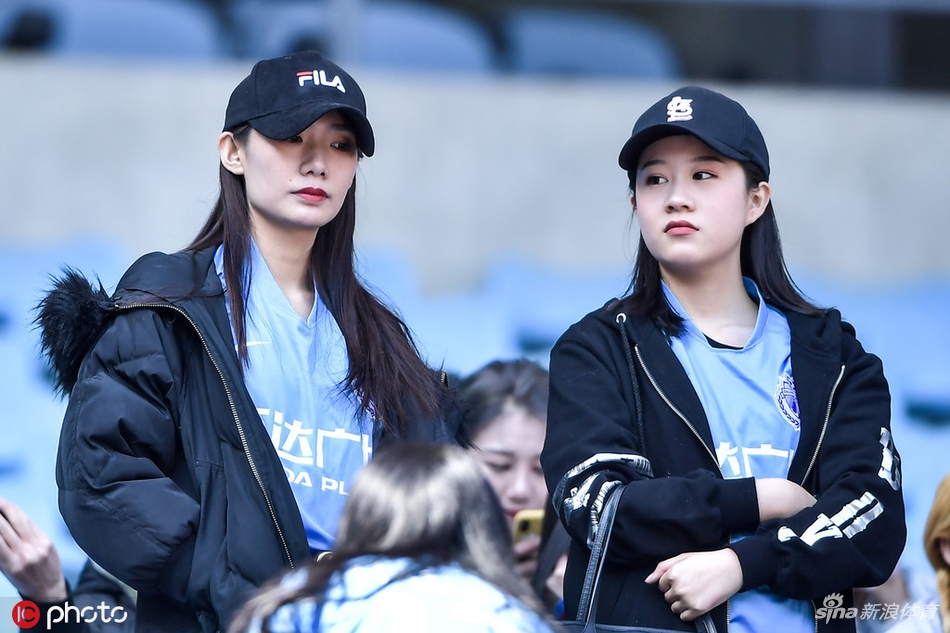 胭脂粉黛！大连美女球迷集结