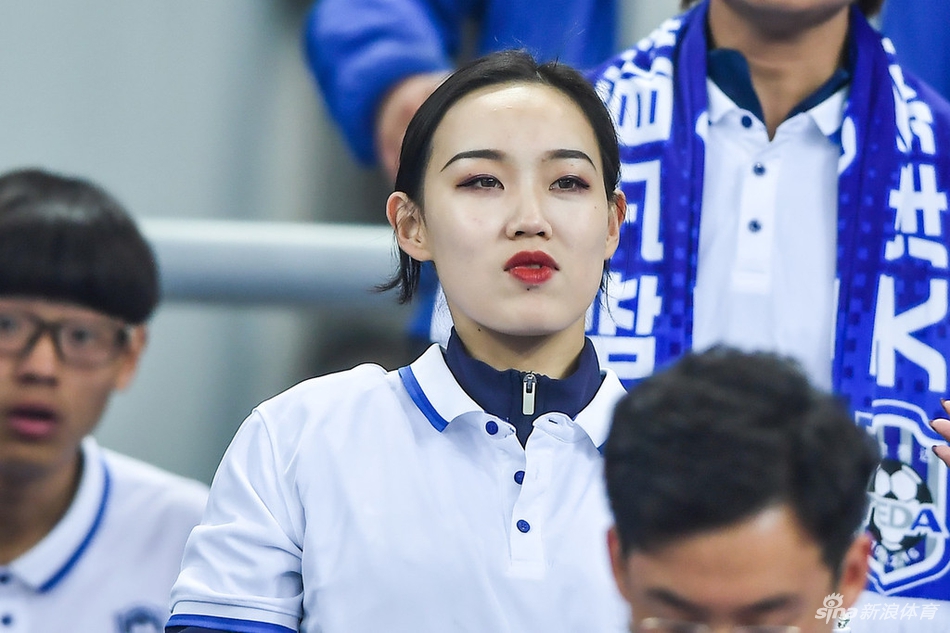 美艳小姐姐围观天津德比