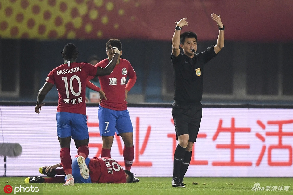 慎入！建业球员杨阔断腿重伤