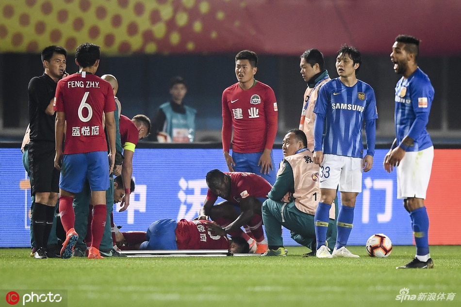 慎入！建业球员杨阔断腿重伤