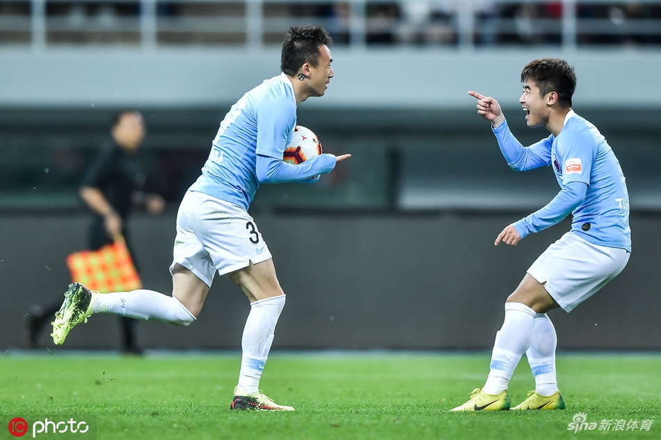 王永珀和郑达伦庆祝