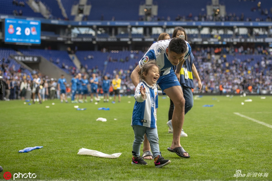 西班牙人英雄！武磊被球迷高高举起