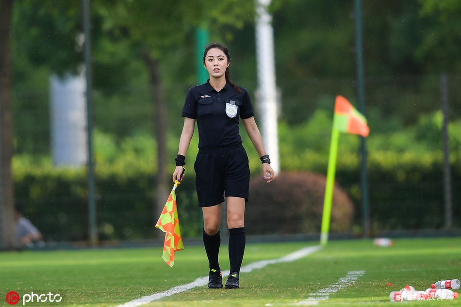 美女裁判组执法青少年赛事