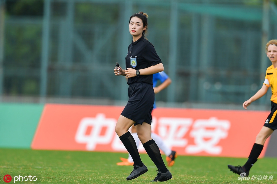 美女裁判组执法青少年赛事