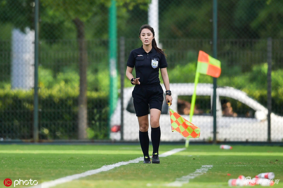 美女裁判组执法青少年赛事