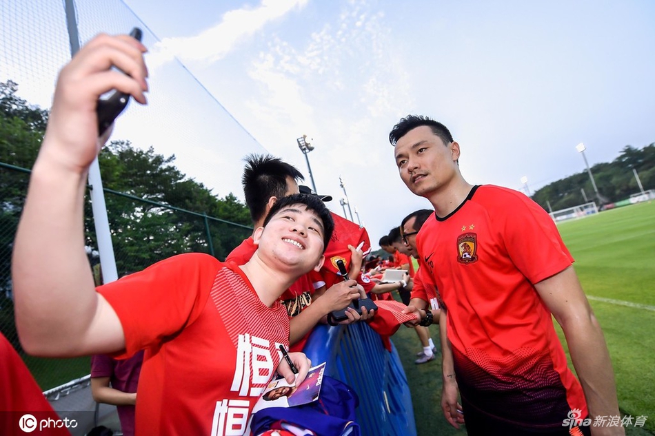 郜林和球迷合影