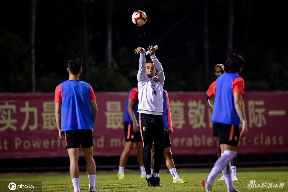 恒大备战上港全员变篮球队 卡帅变库里？