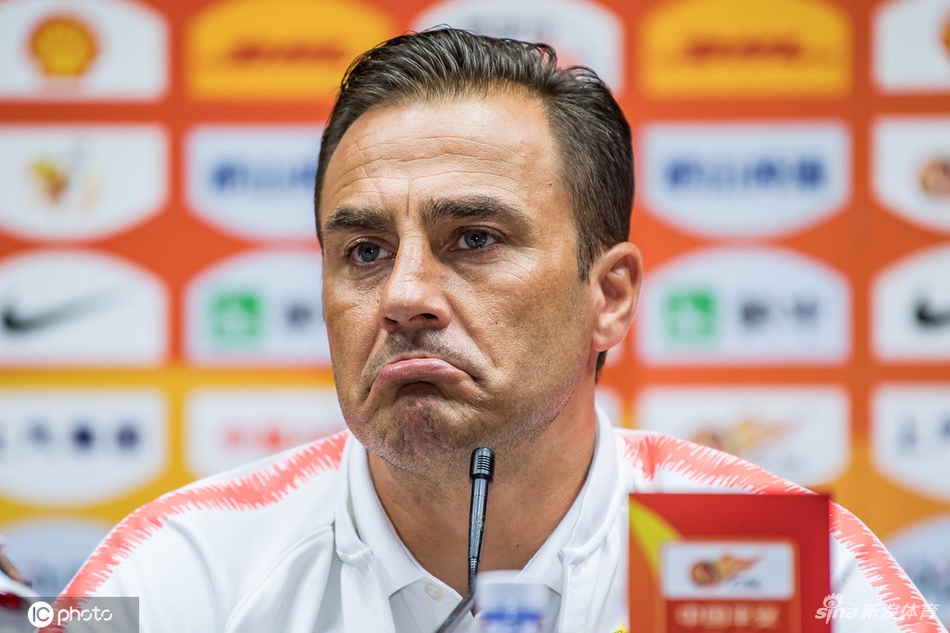 卡纳瓦罗出席发布会 学习后首次亮相