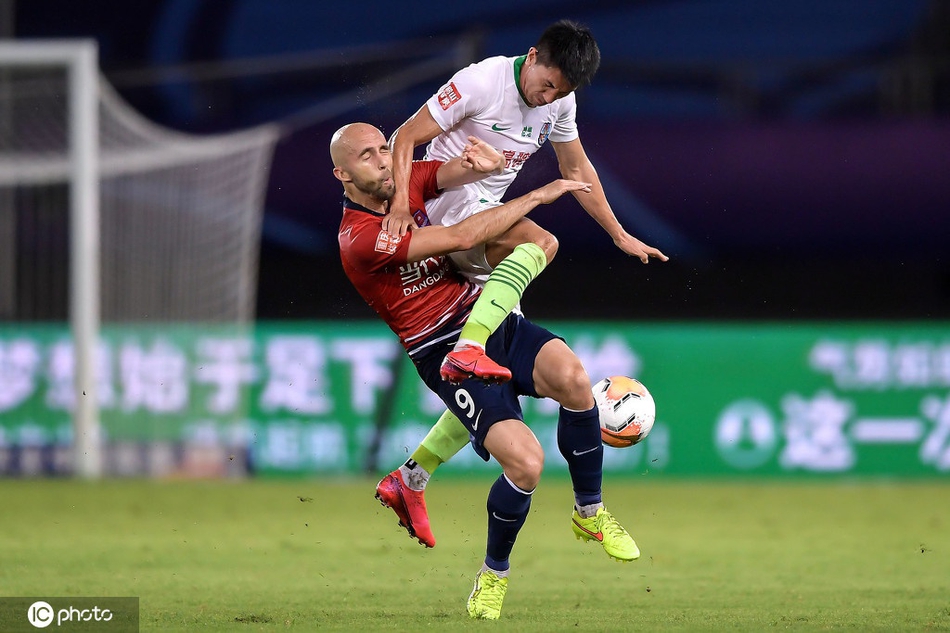 王伟踹阿德里安染红被罚下