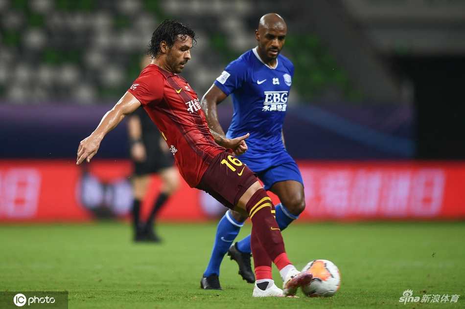 高拉特和穆里奇拼抢