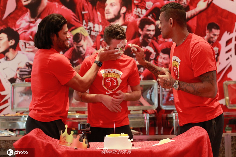 上海上港为奥斯卡庆祝29岁生日 寿星惨遭蛋糕糊脸