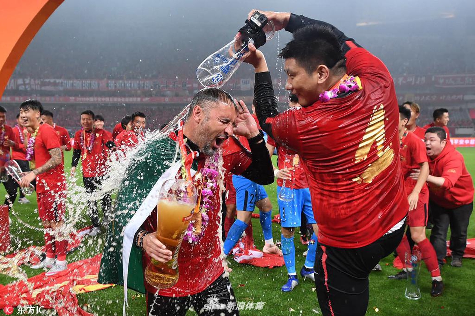 上港官宣佩雷拉下课 共同走过三个难忘赛季