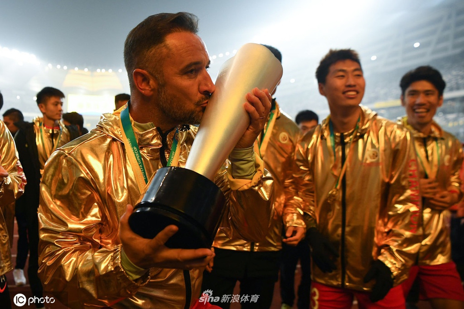 上港官宣佩雷拉下课 共同走过三个难忘赛季