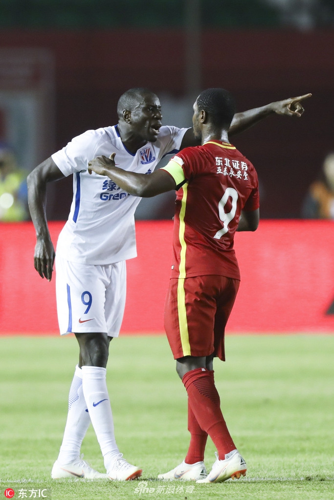 非洲老乡伊哈洛安抚登巴巴