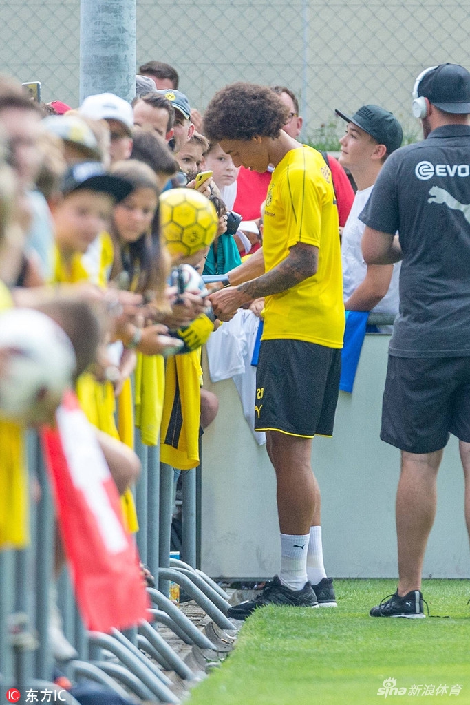 维特塞尔为球迷签名