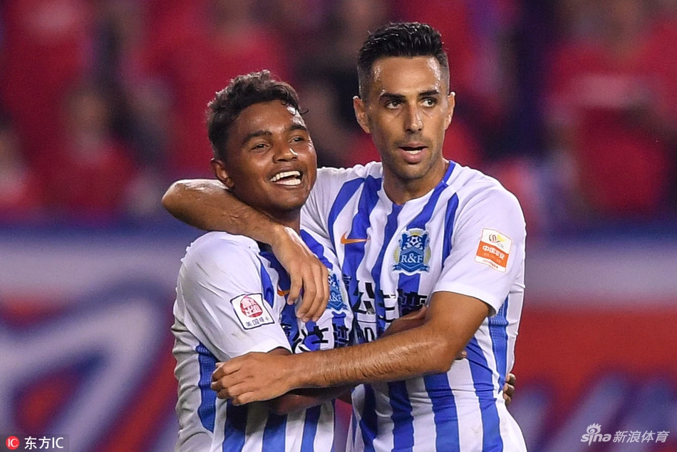 扎哈维拥抱雷鸟