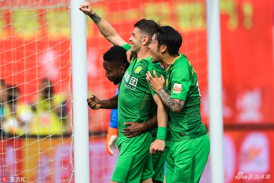 索里亚诺庆祝进球