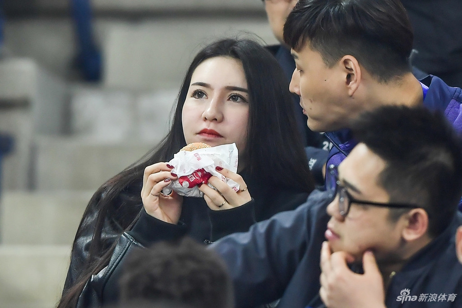 美艳小姐姐围观天津德比