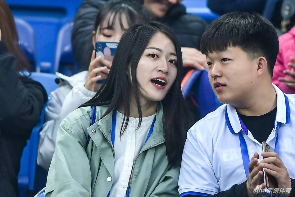 美艳小姐姐围观天津德比