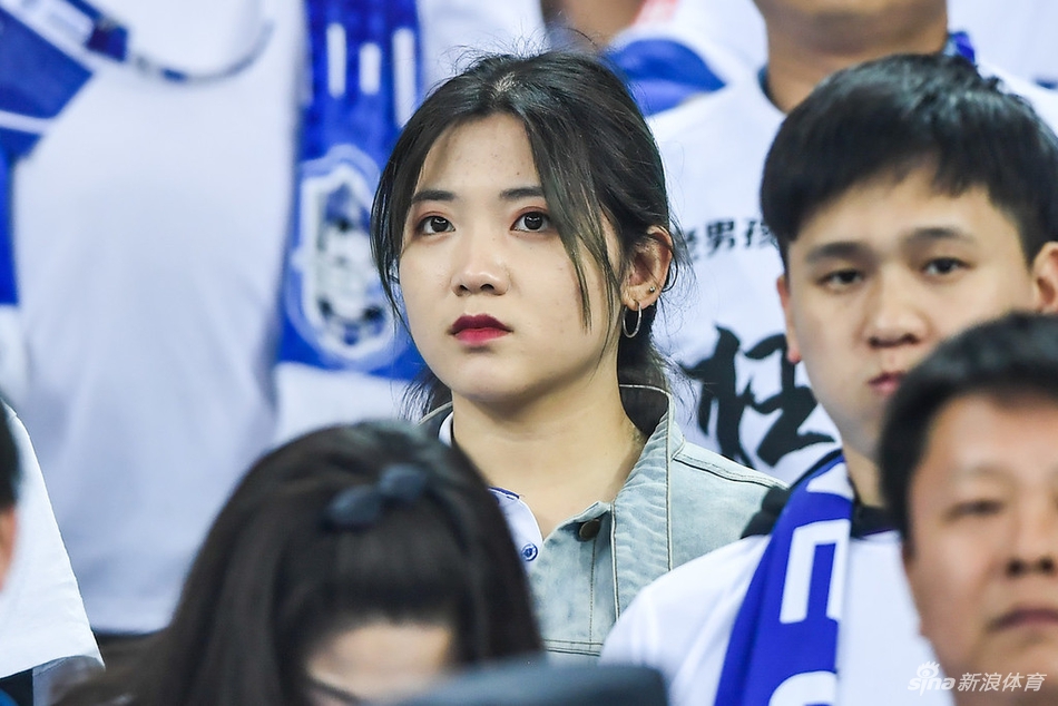 美艳小姐姐围观天津德比